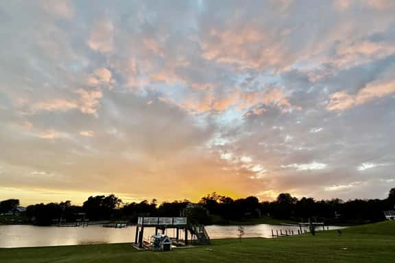 Waterfront Apartment w/boat lift in Swansboro.   Beautiful dock deck views - kayak launch w/kayaks - boat lift. - Image 1